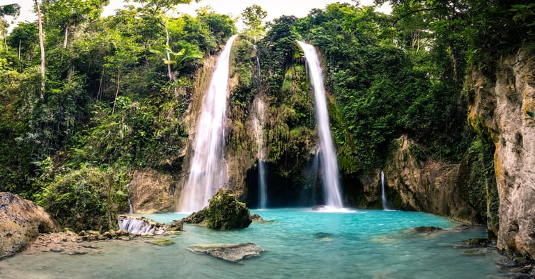 Cascada vibrante de la Huasteca Potosina con agua turquesa cristalina entre exuberante selva tropical