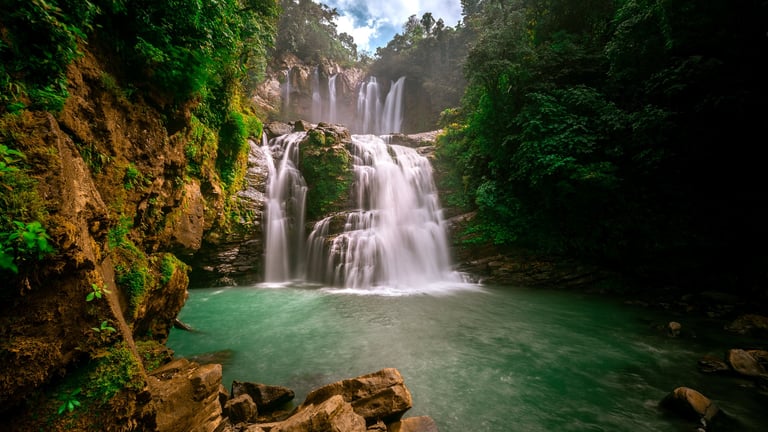 Impresionante cascada de la Huasteca Potosina con agua turquesa entre exuberante vegetación tropical